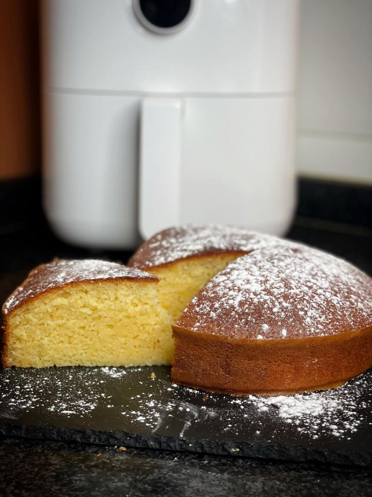 Bizcocho de limón en freidora de aire sin molde recién hecho