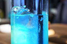 cóctel con blue tropic sin alcohol