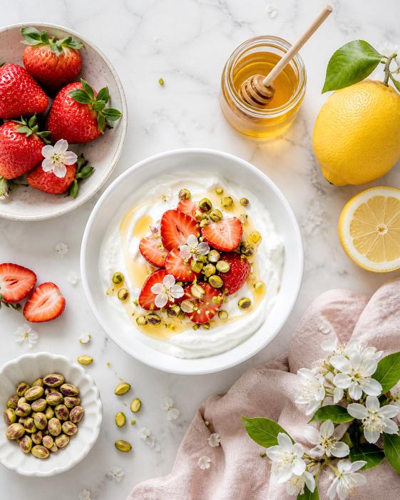 Yogur Bark de Fresas y Pistachos Postre Viral de TikTok en 2026