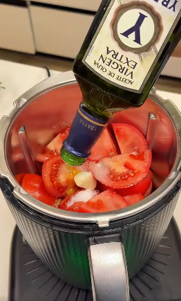 Salmorejo en Thermomix cremoso, fácil y listo en minutos