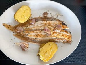 Lenguado a la plancha con patata asada y ajo.