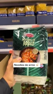Paquete de noodles de arroz de Mercadona para preparar recetas asiáticas.