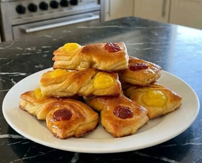 Plato de facturas de semihojaldre rellenas de crema pastelera y membrillo