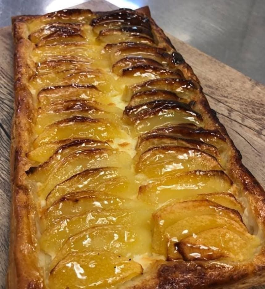 Tarta rectangular de hojaldre con crema pastelera y láminas de manzana caramelizadas